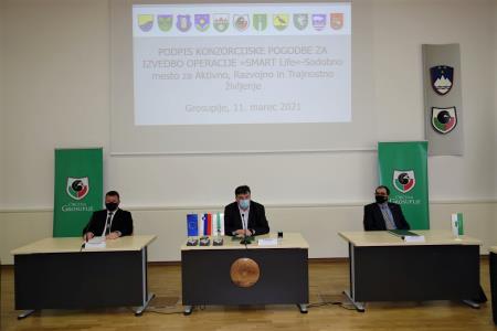 ŽUPANI 11 OBČIN PODPISALI KONZORCIJSKO POGODBO ZA IZVEDBO OPERACIJE »SMART Life« 02